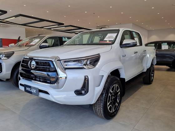 TOYOTA HILUX 2.8 D-4D TURBO DIESEL CD SRX PLUS 4X4 AUTOMÁTICO TOYOTA HILUX 2.8 D-4D TURBO DIESEL CD SRX PLUS 4X4 AUTOMÁTICO